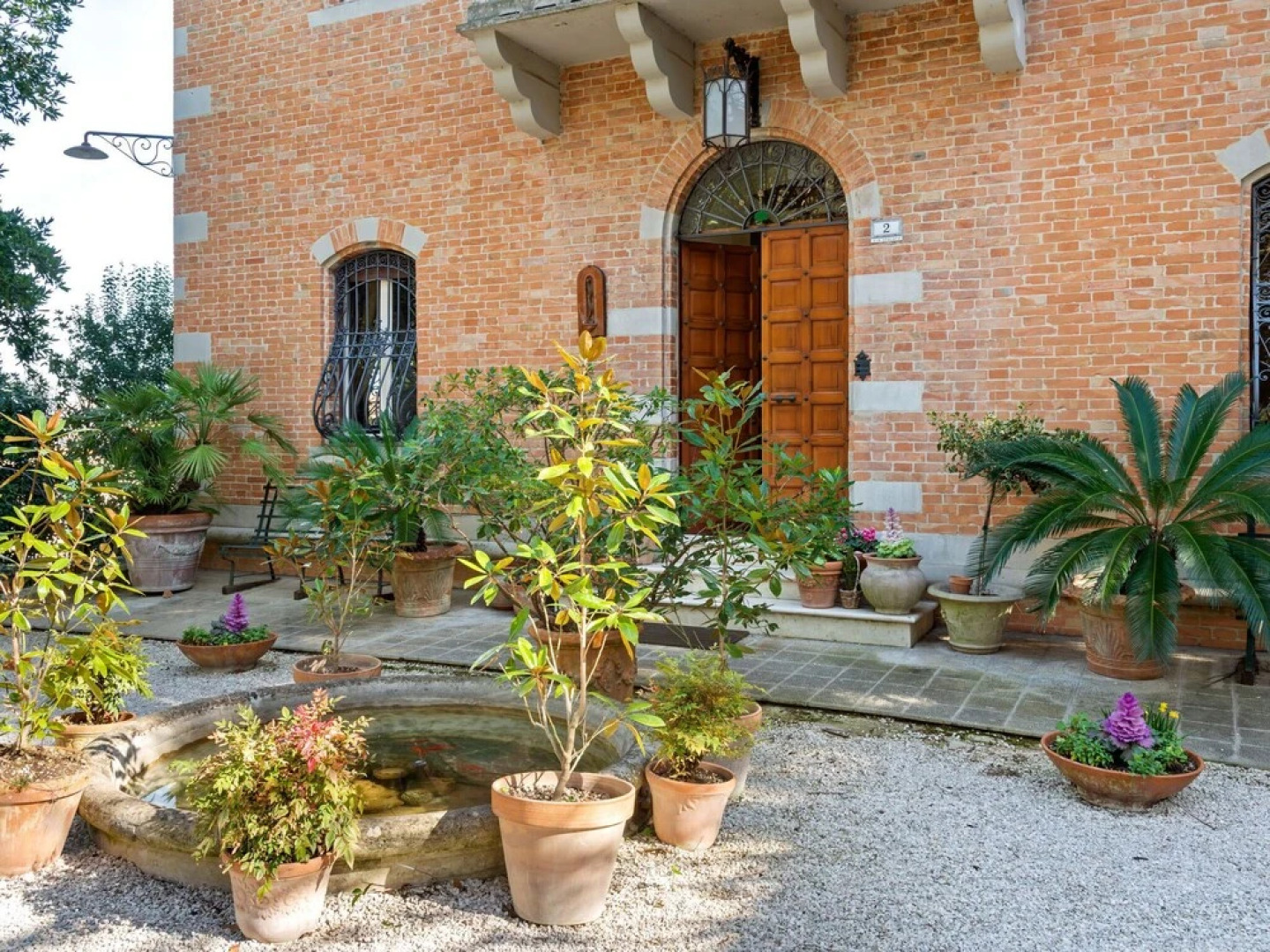 Plush Holiday Home in Macerata with Jacuzzi