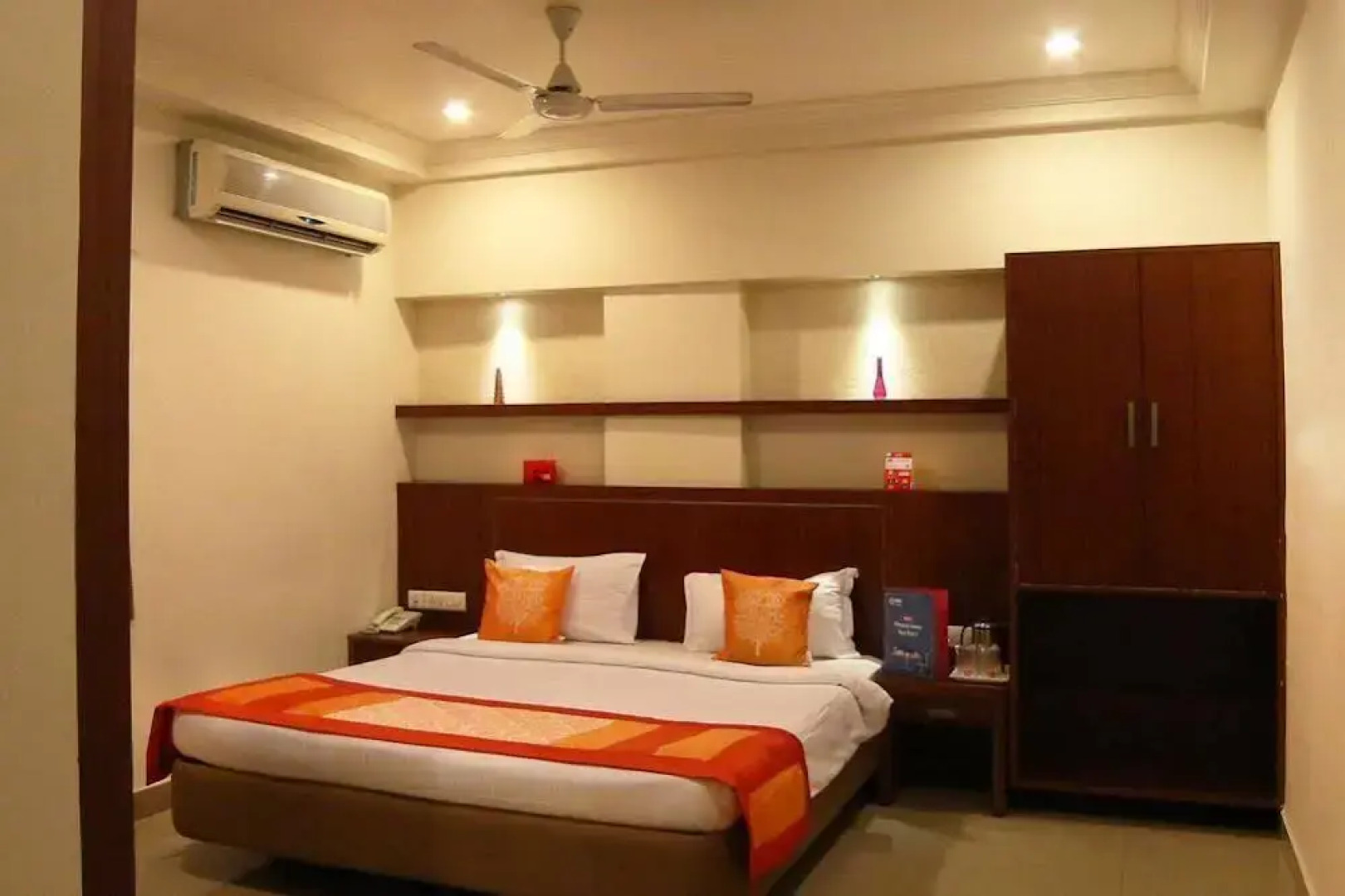 OYO Rooms Mahanadu Road Extension