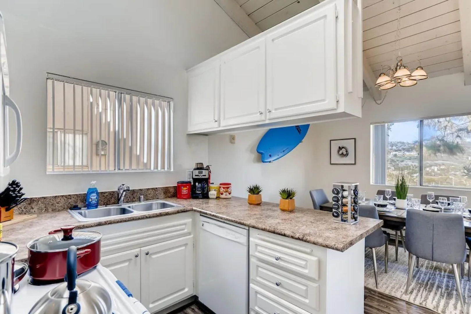 Escape At The Beach - Near Ritz Carlton - Private Entrance - 2BR - Fast WIFI - Free Parking! (MB2)