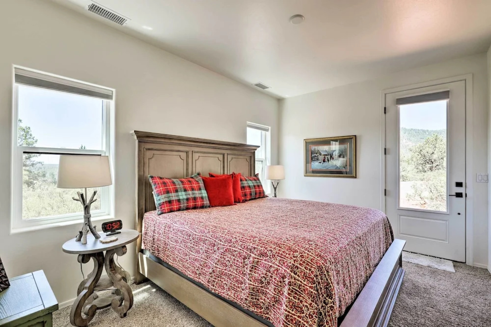 Hot Tub, Deck & Mtn View: Lavish Cabin in Pine!