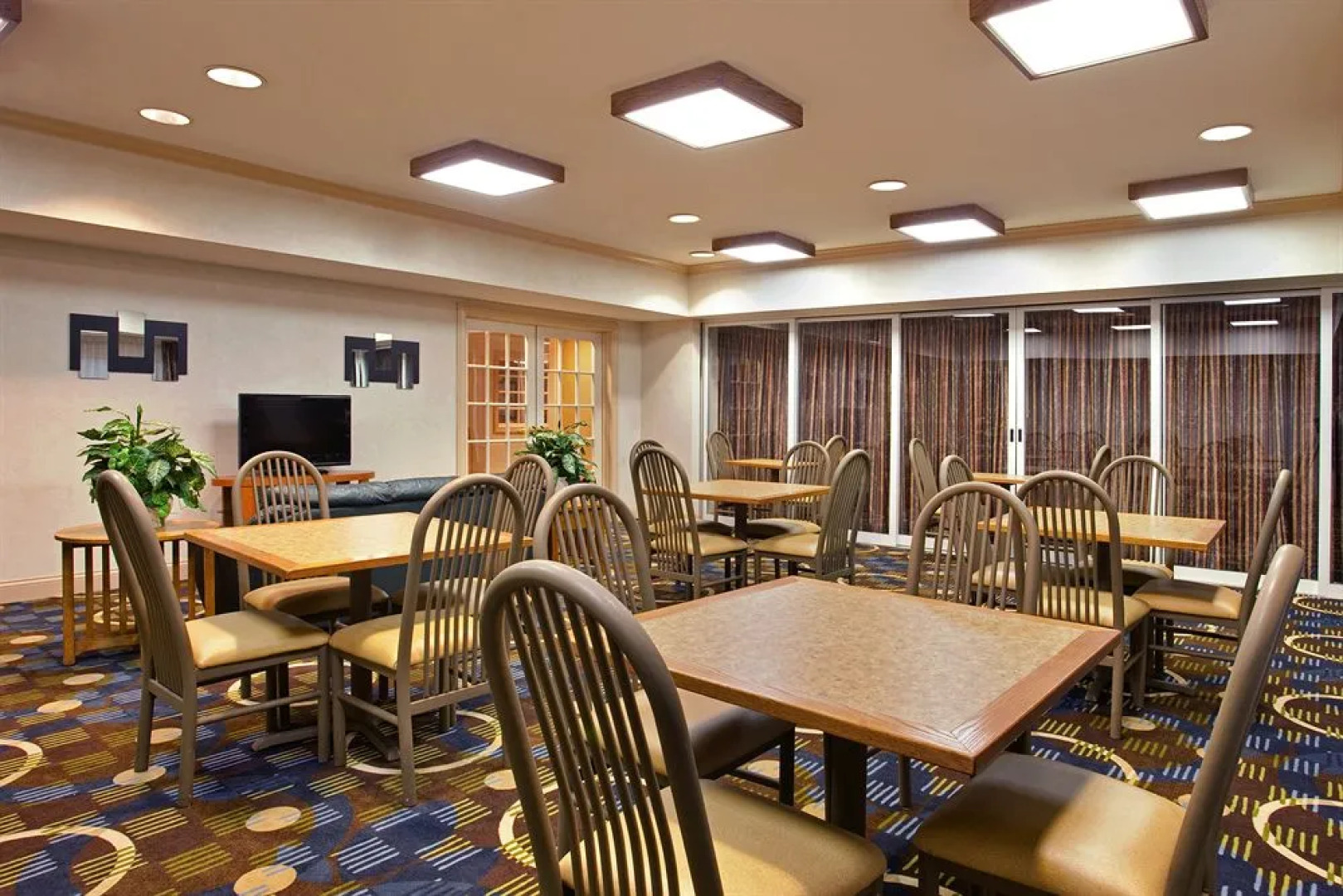 Holiday Inn Express Suites St. Joseph Lakefront