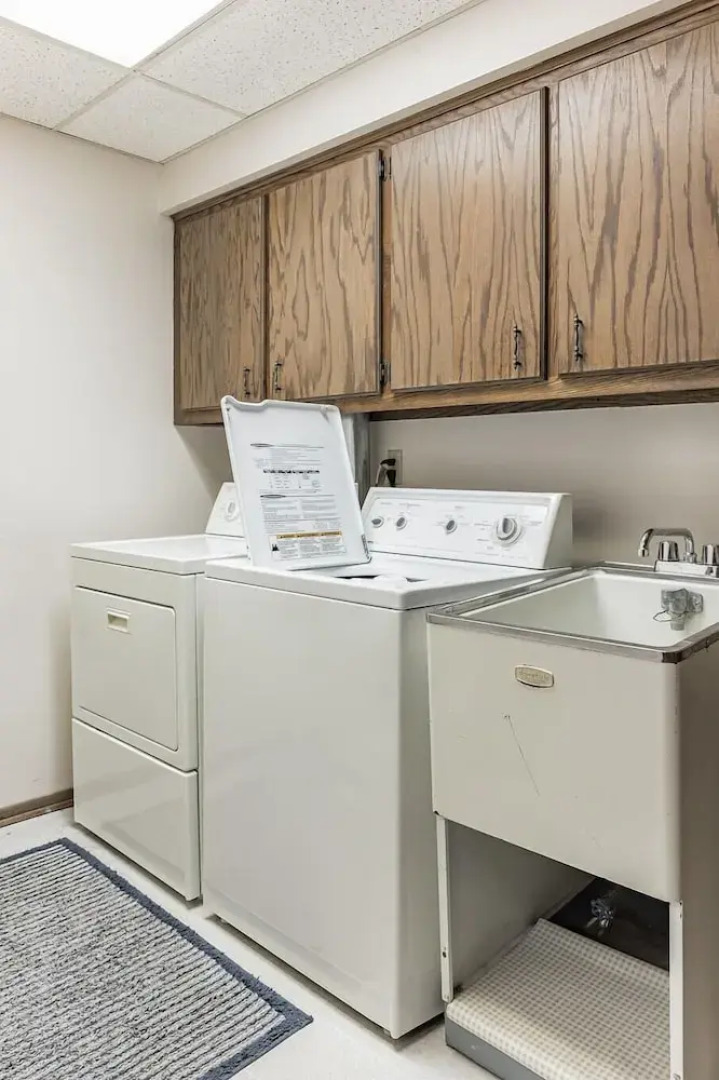 Amazing Hideaway - Short Walk To Hoyt Park! 3 Bedroom Townhouse by Redawning