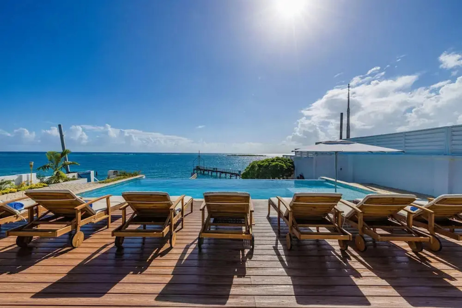 Beachfront Villa w Pool Sleeps 16 Dining Tub