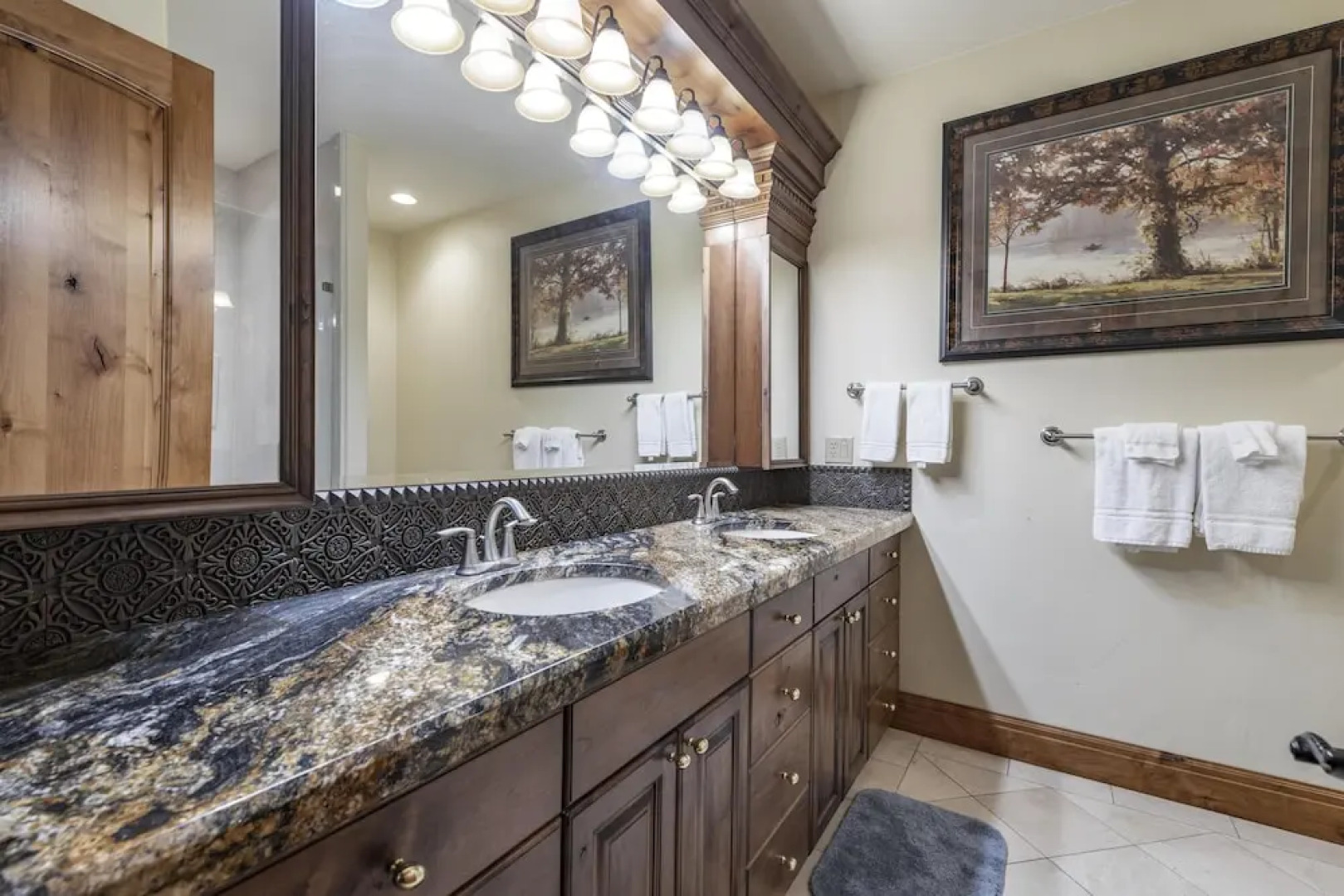 Golf Course Home, Sleeps 30, Private Hot Tub, Access to Ideal Beach, Amazing Views and Space!