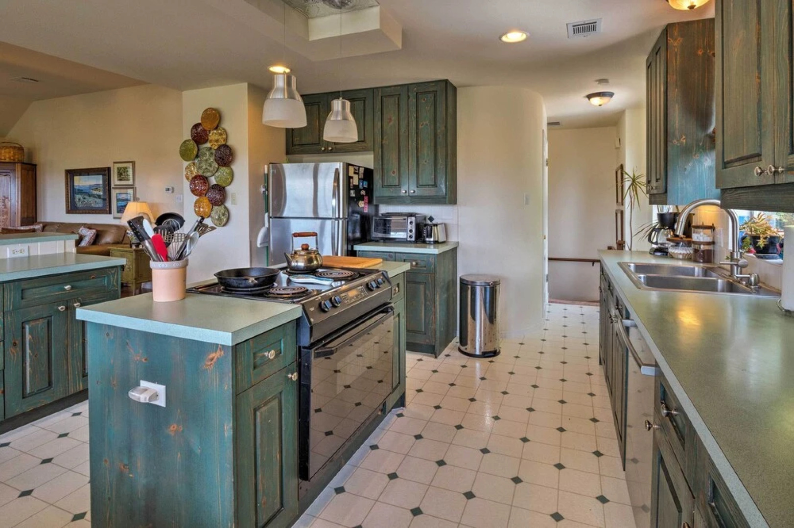 2 Furnished Decks & Lake Views: Austin Escape