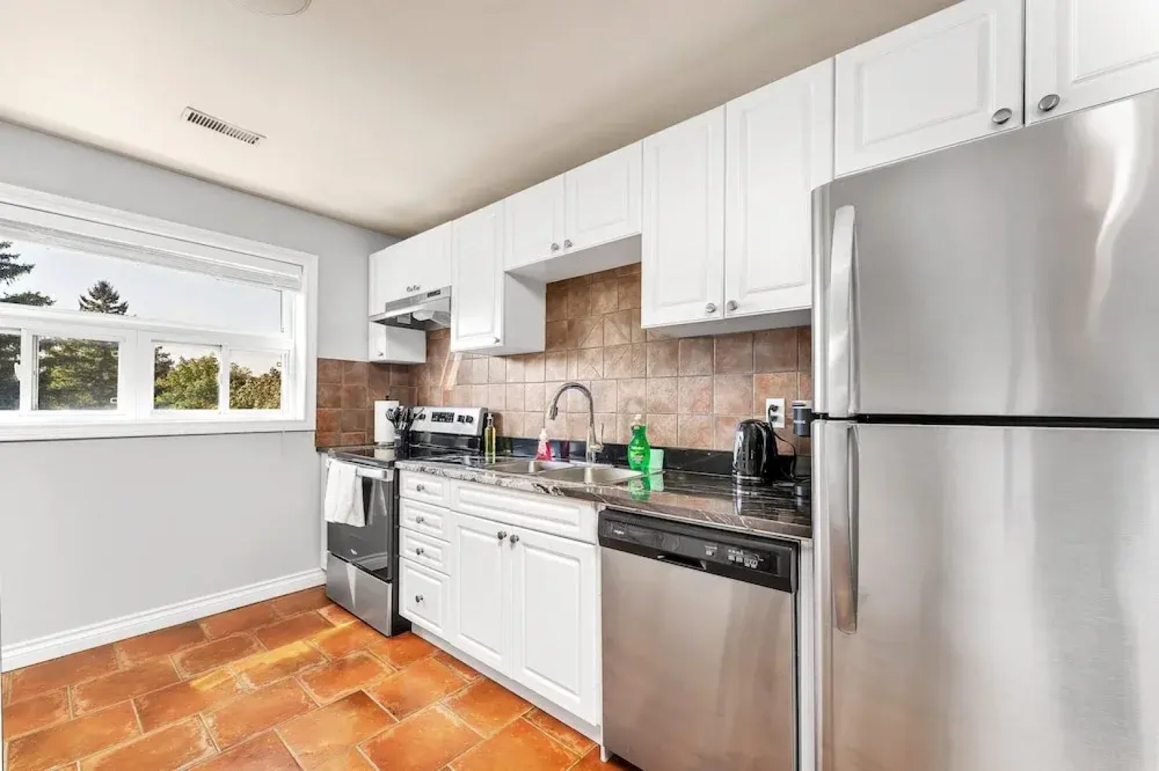 Private 2bdrm Unit With Ensuite Laundry - U5A