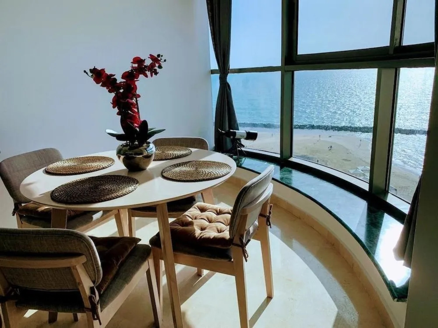 Luxurious Beach Apartment