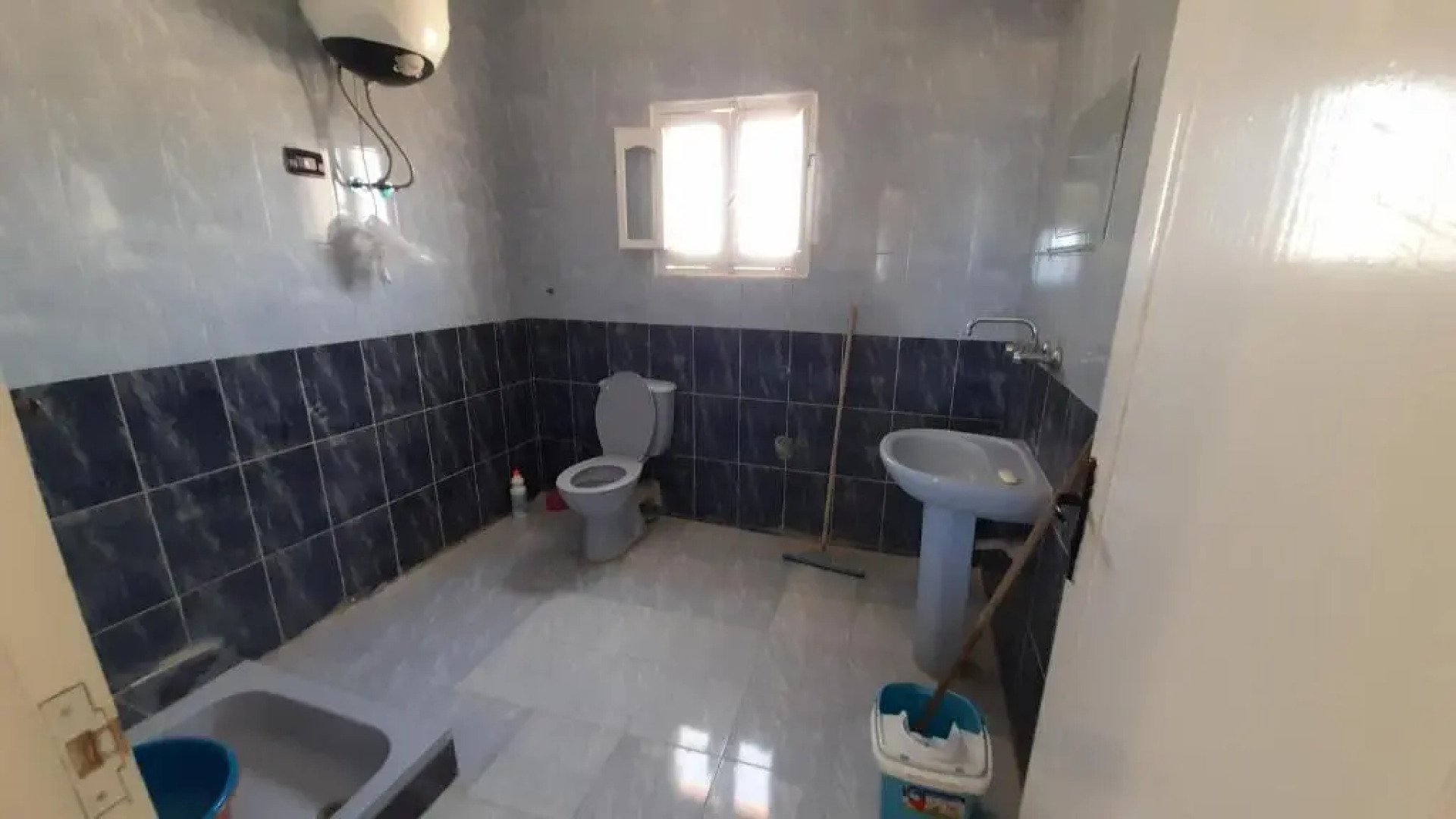 شقق ثلاث غرف بشاطئ الاصيل للايجار قرب الابيض