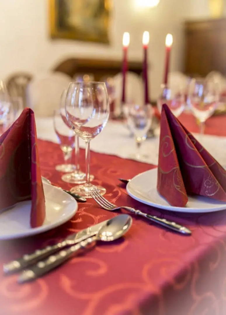 Courtyard View - Manor by the Lake