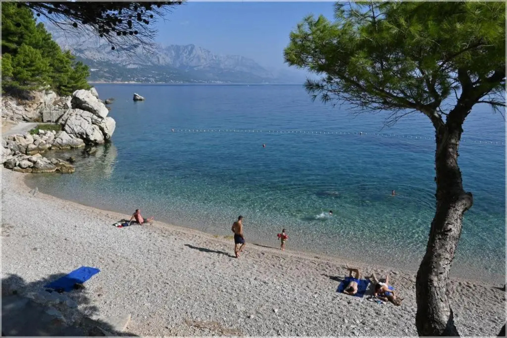 Entire home with a swimming pool for 12 in Marusici