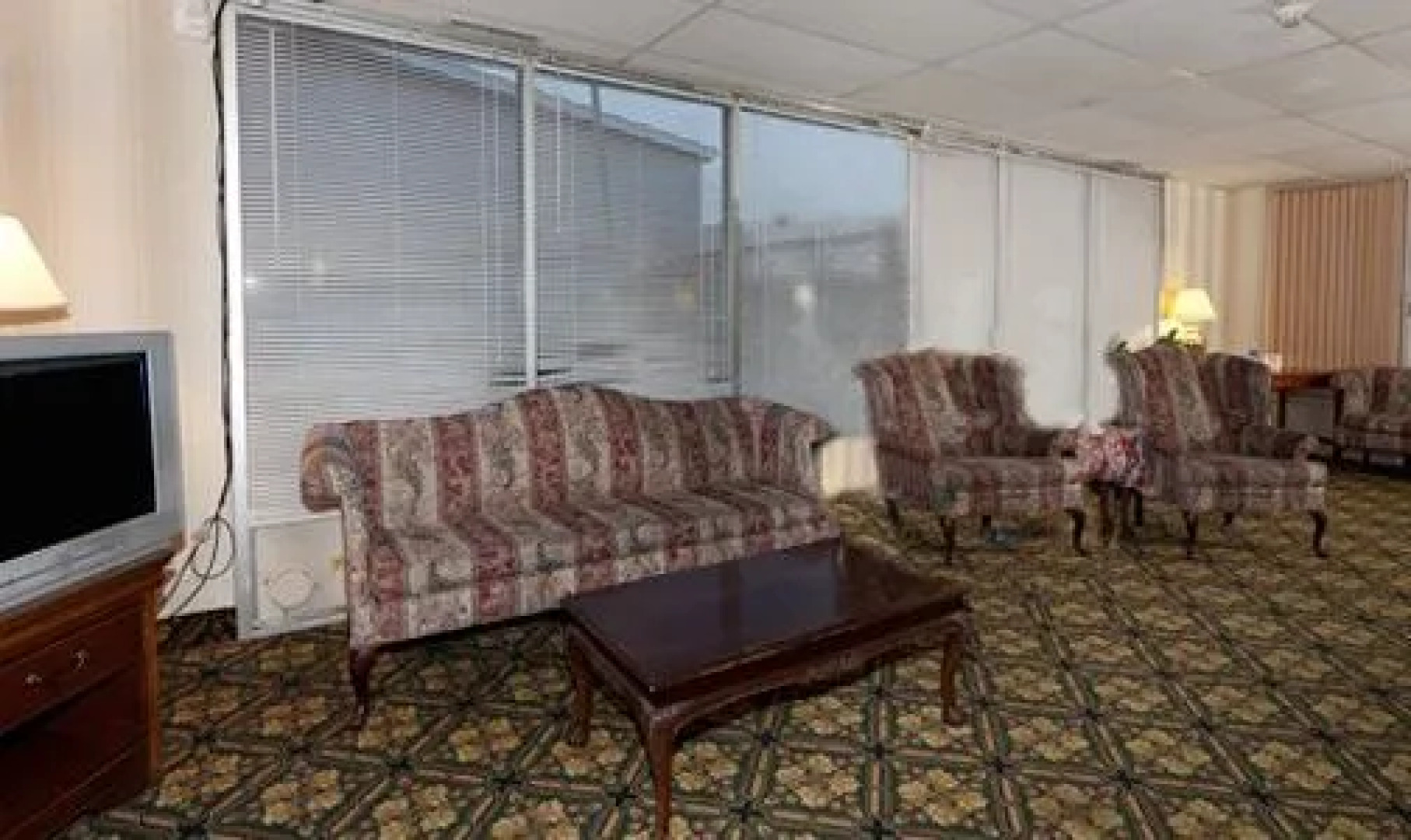 Howard Johnson Inn - Commack