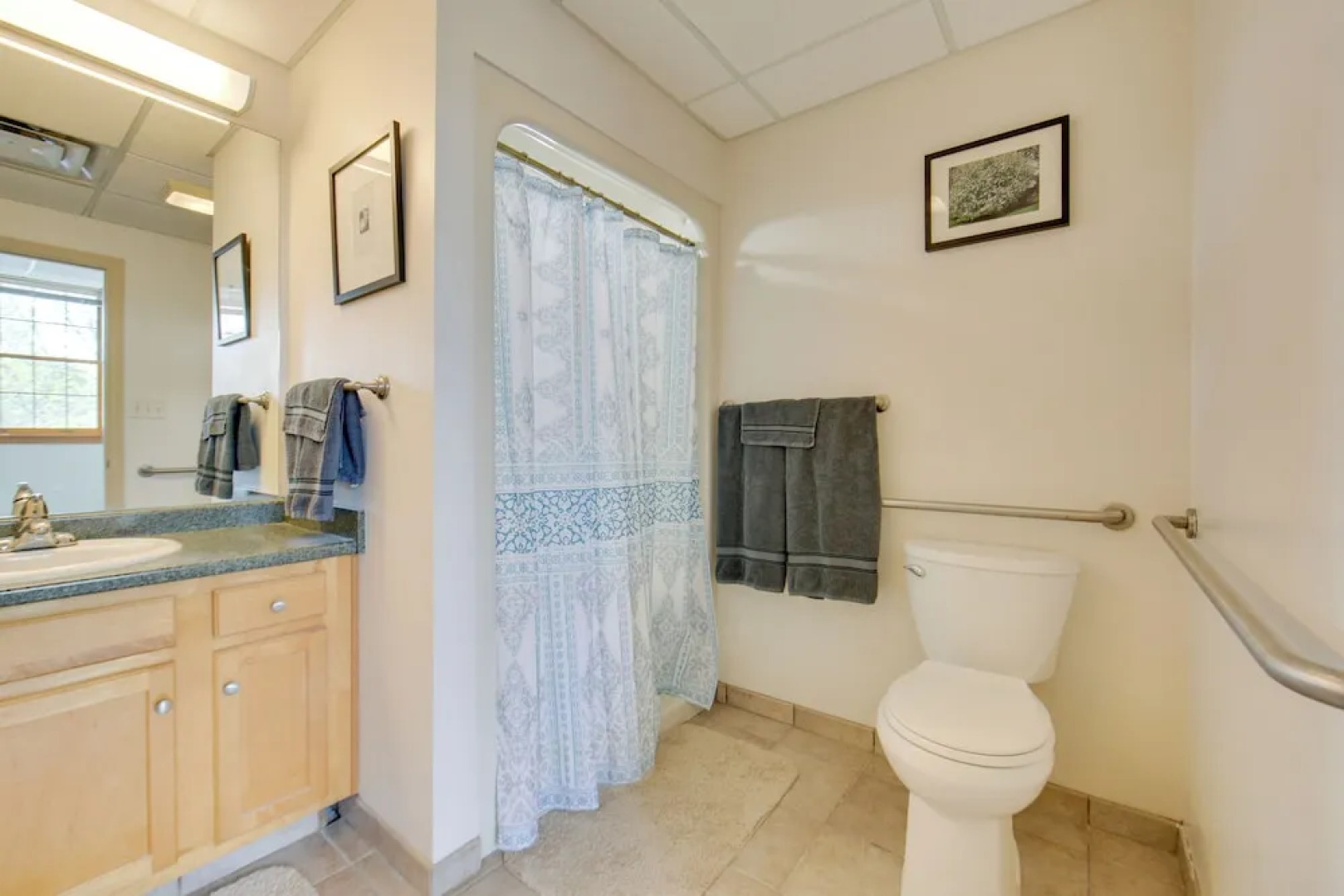 Conference Center & Pond: New Kensington Apartment