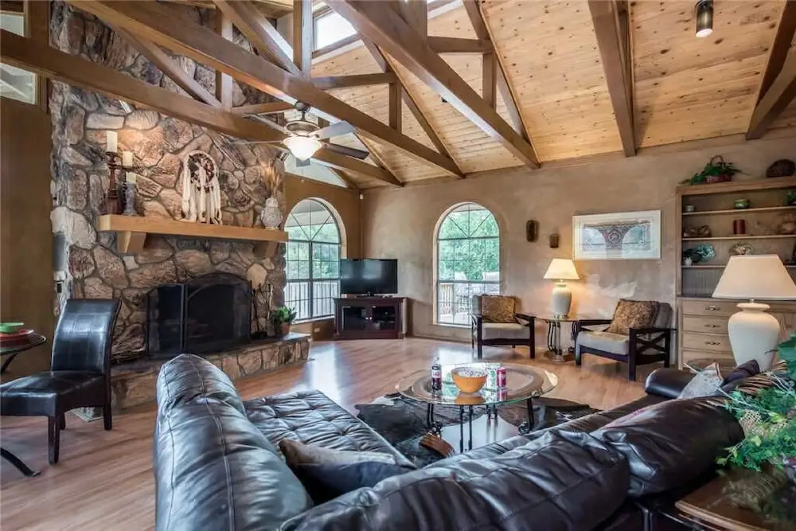 Blue Bear Retreat - Eight Bedroom Cabin