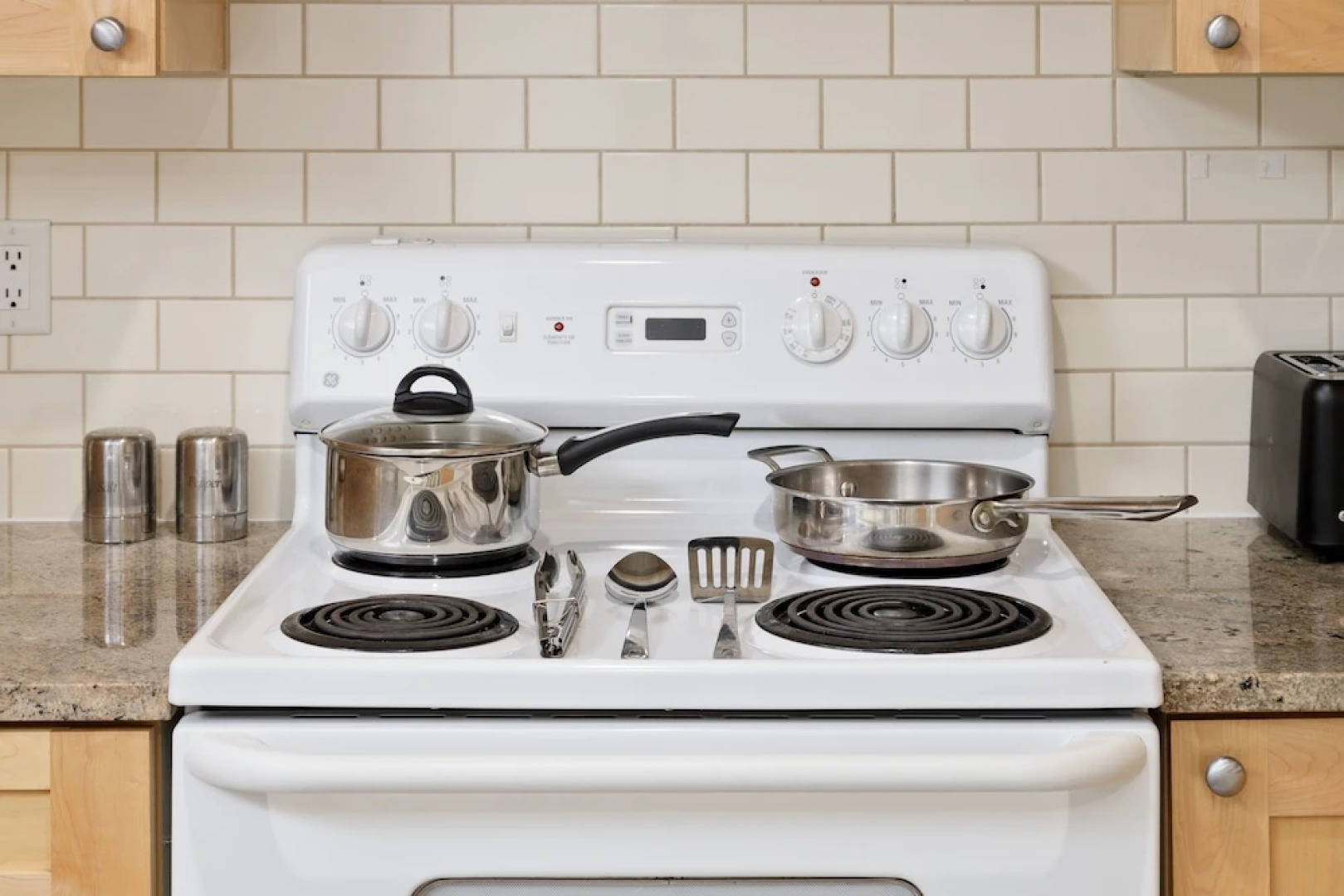 Cozy 2BR BSMT Suite Near Grouse Mt. and Edgemont.