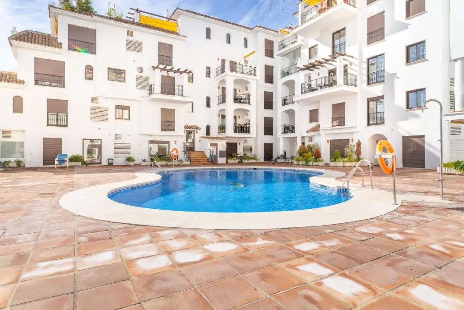 2261-Superb apt on the beach, on Duquesa harbour