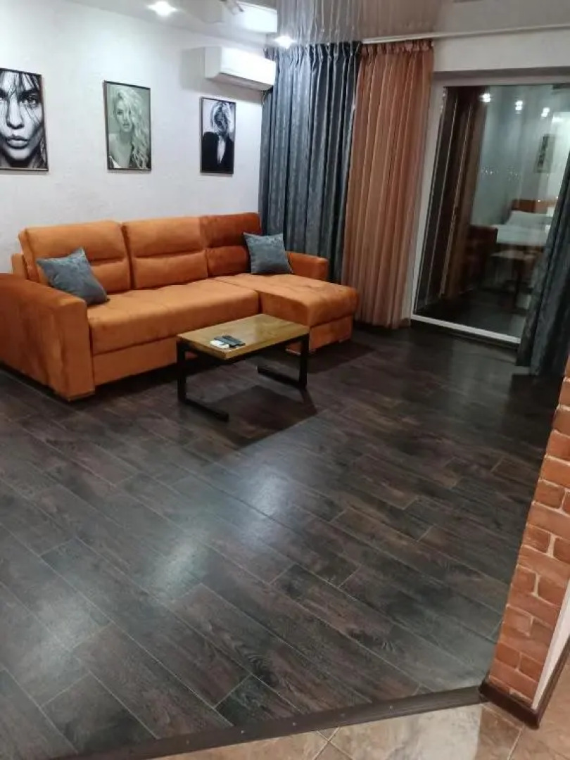 Ujutnaja i prostornaja kvartira v 50 metrah ot gorodskogo parka