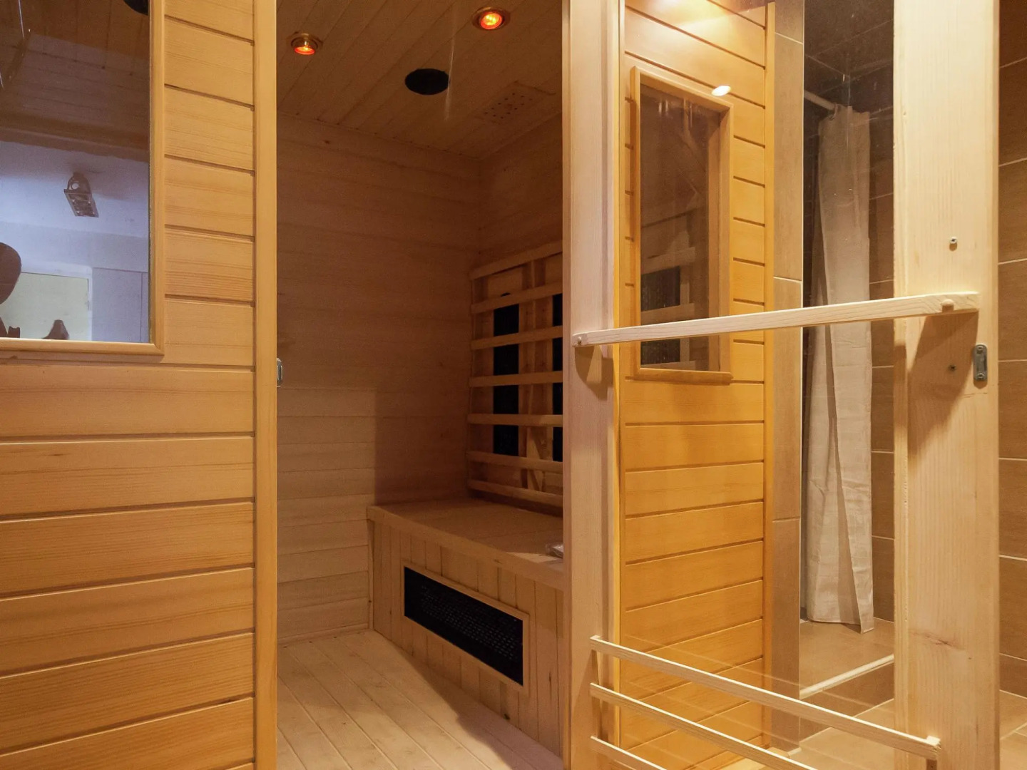 Elegant Holiday Home in Coubjours with heated pool and sauna