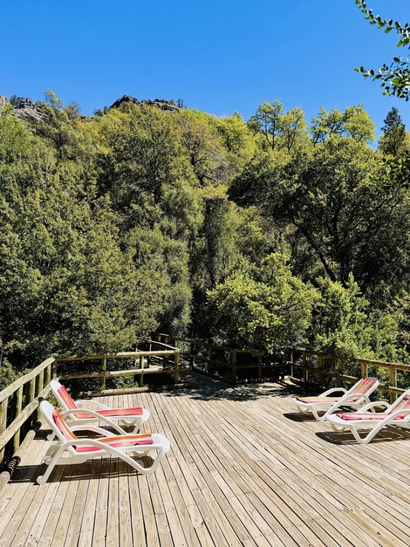 Cabañas entre montañas con tinajas calientes