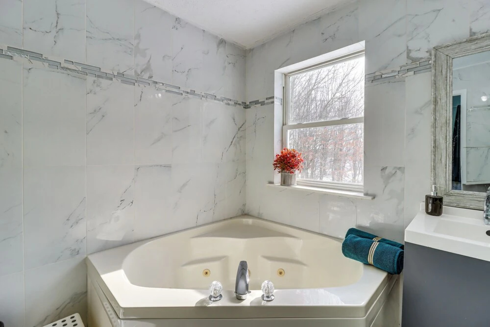 Long Pond Home w/ Private Hot Tub & Game Room