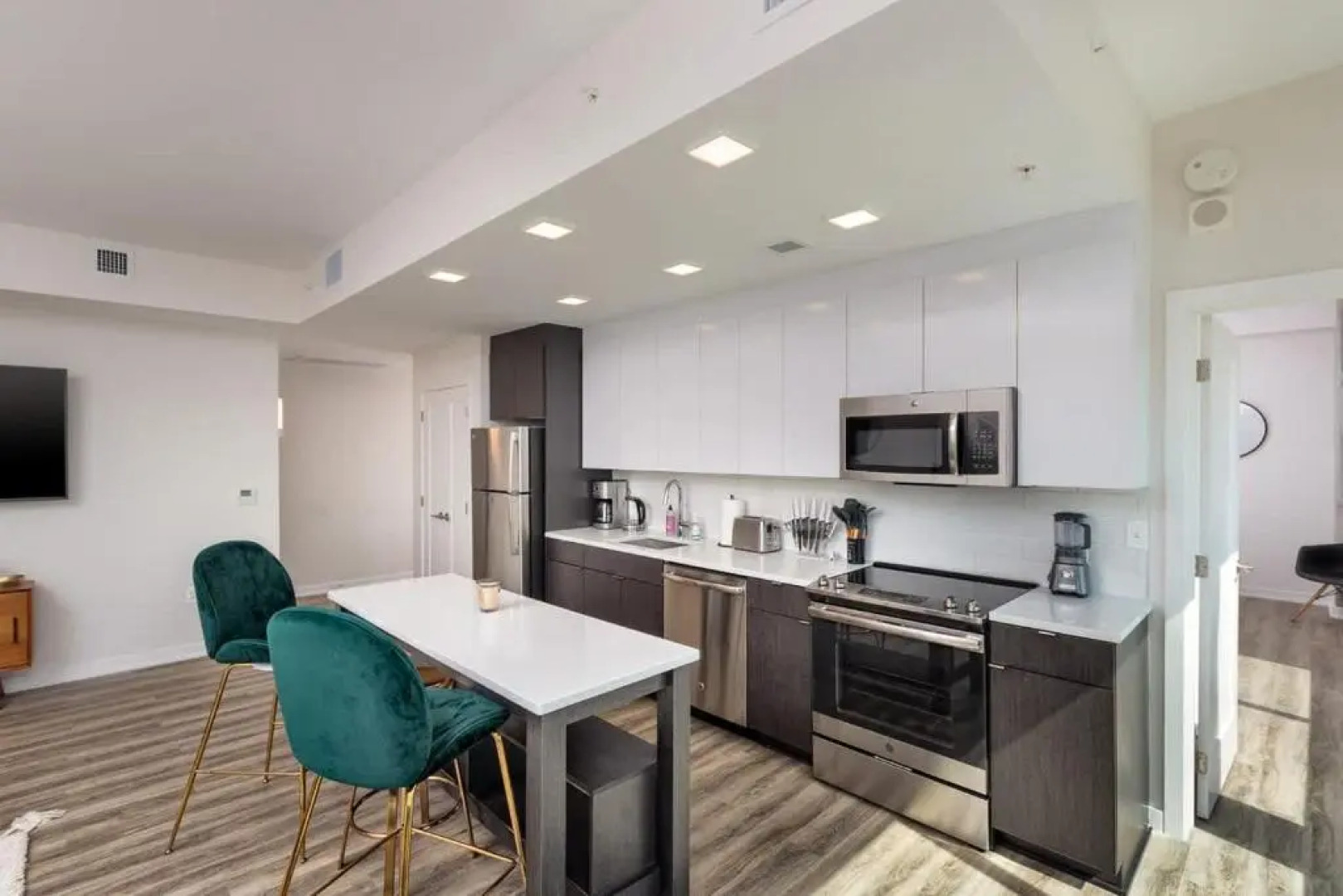 3BR Glass Suite With Gym & Pool By ENVITAE