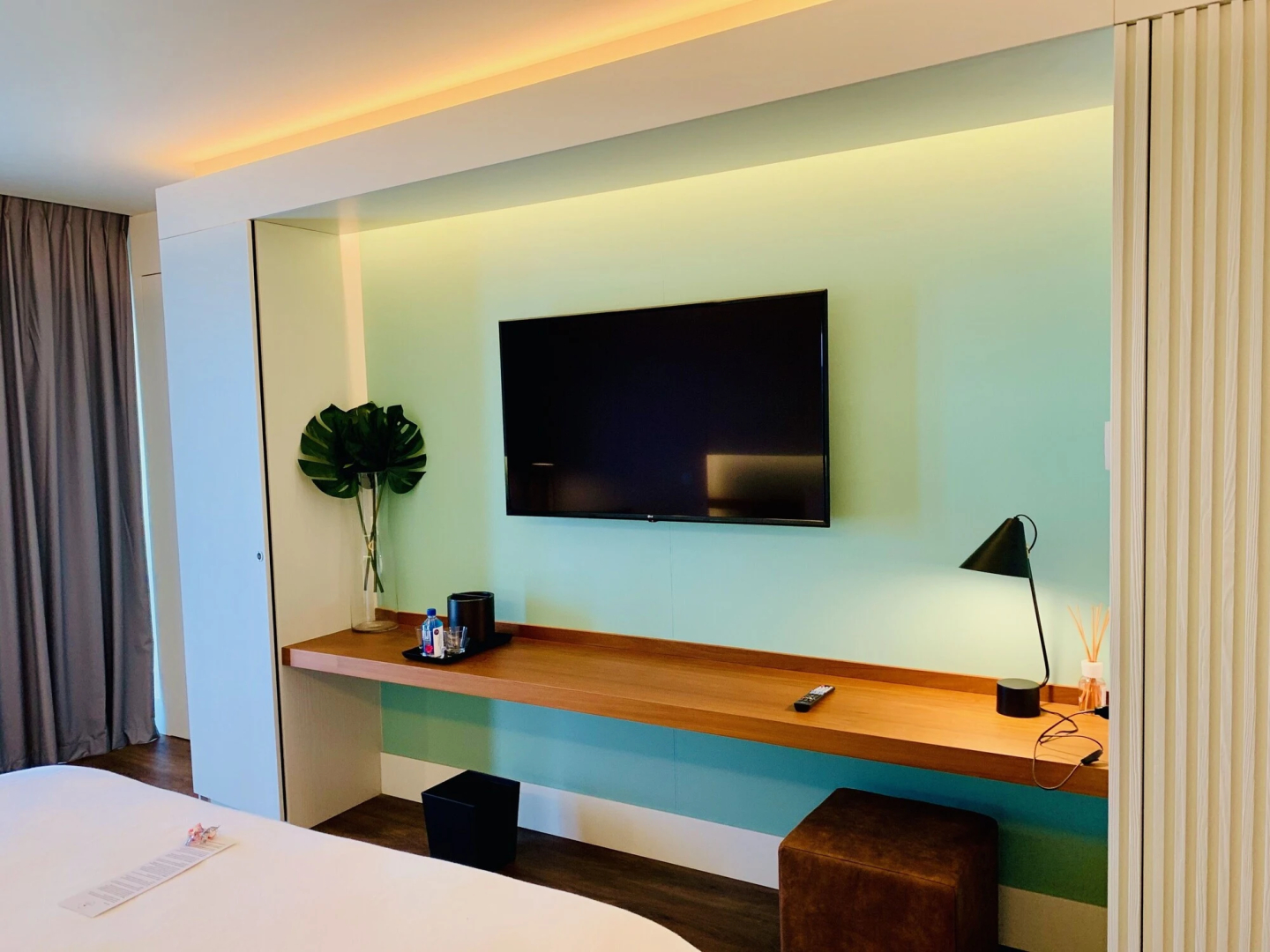 Holland House Beach Hotel