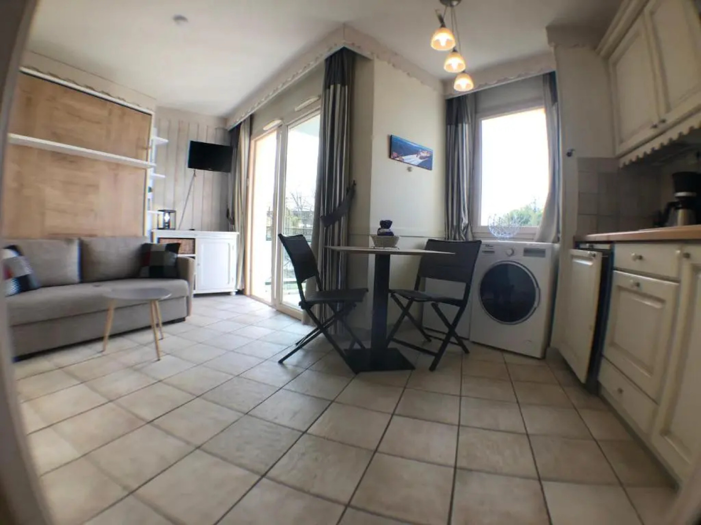 Situation exceptionnelle pour ce cosy studio avec terrasse SUR LAC, dans résidence avec PLAGE et ponton PRIVEE