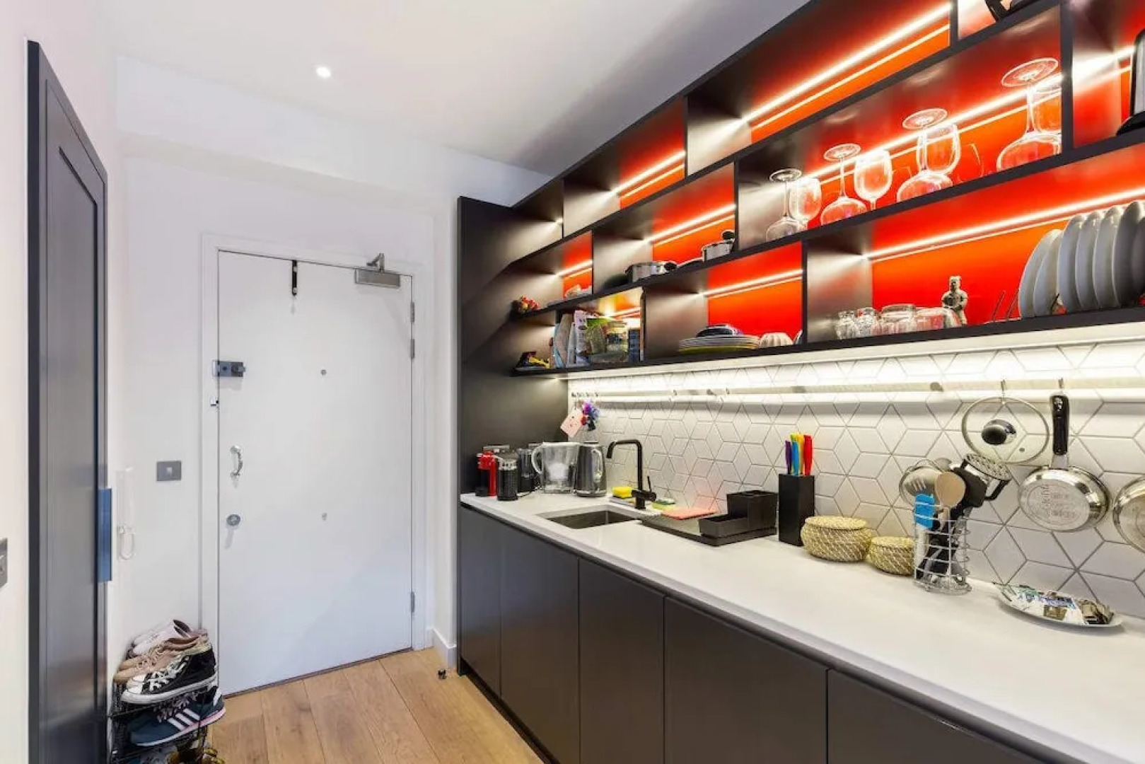 Stunning Studio With Decorated Interior in Poplar