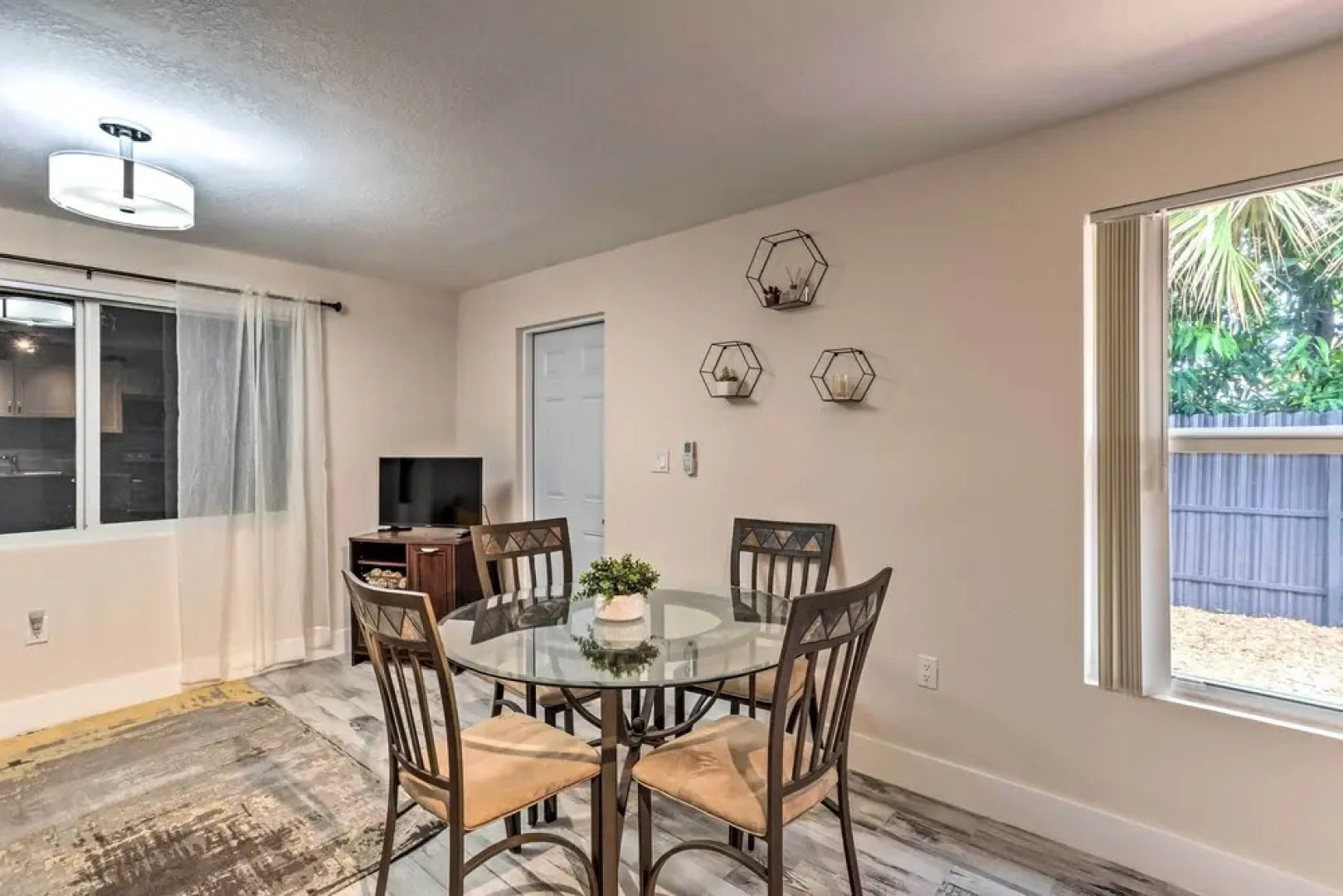 Inviting Apartment < 2 Mi to Riviera Beach!