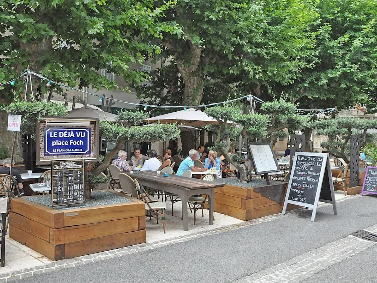 Aircon Villa With 4 Suites, Swimming Pool, Walking Distance to the Center, 20 km From the Beach