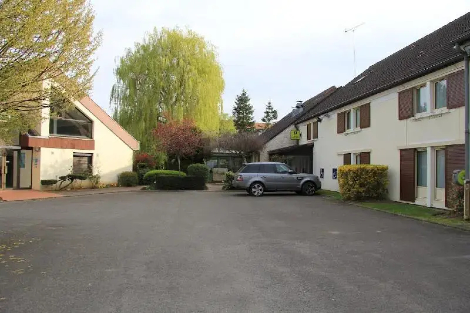 Logis L'Hôtel Restaurant Verrières