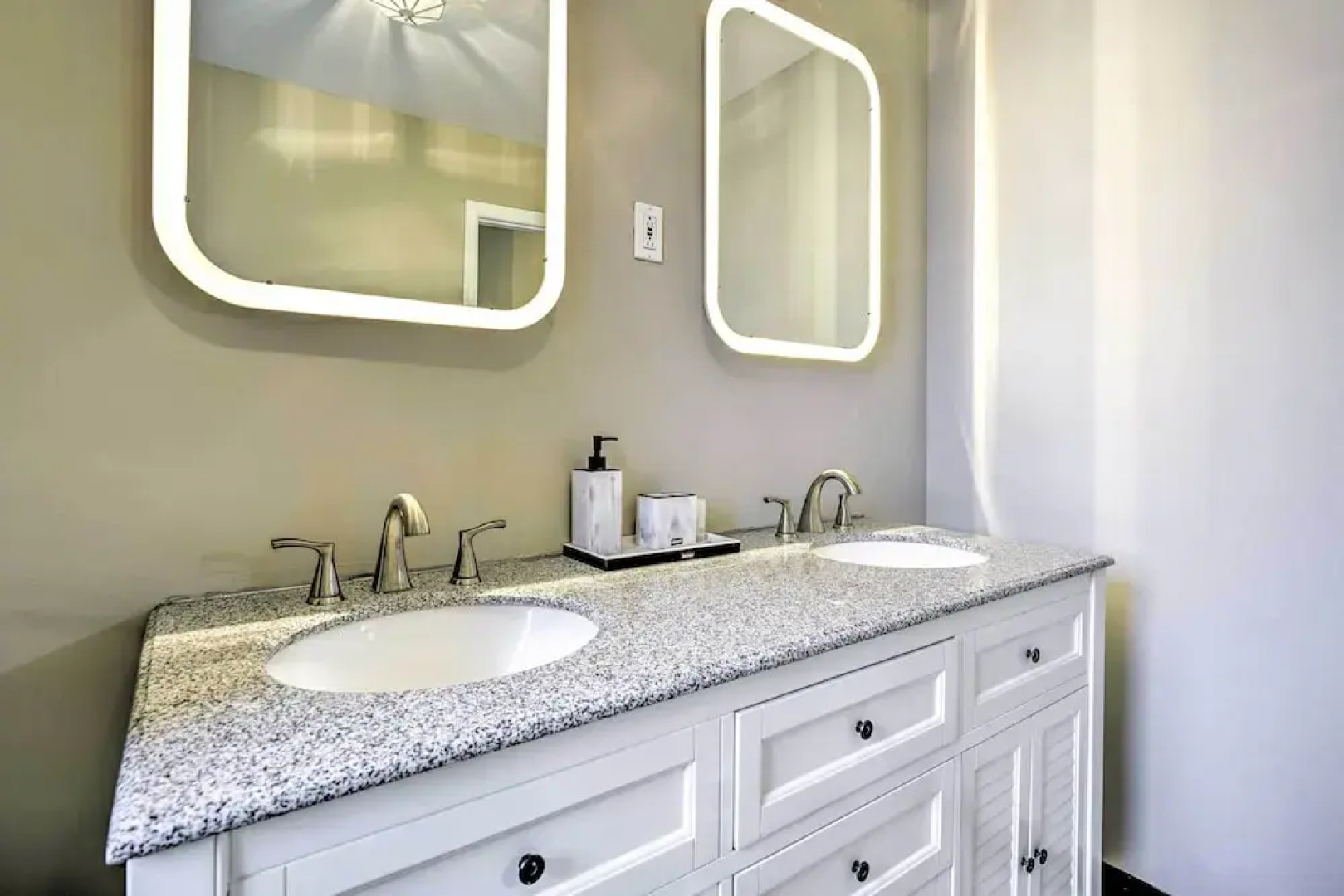 Family-friendly Keansburg Home: Walk to Beach!