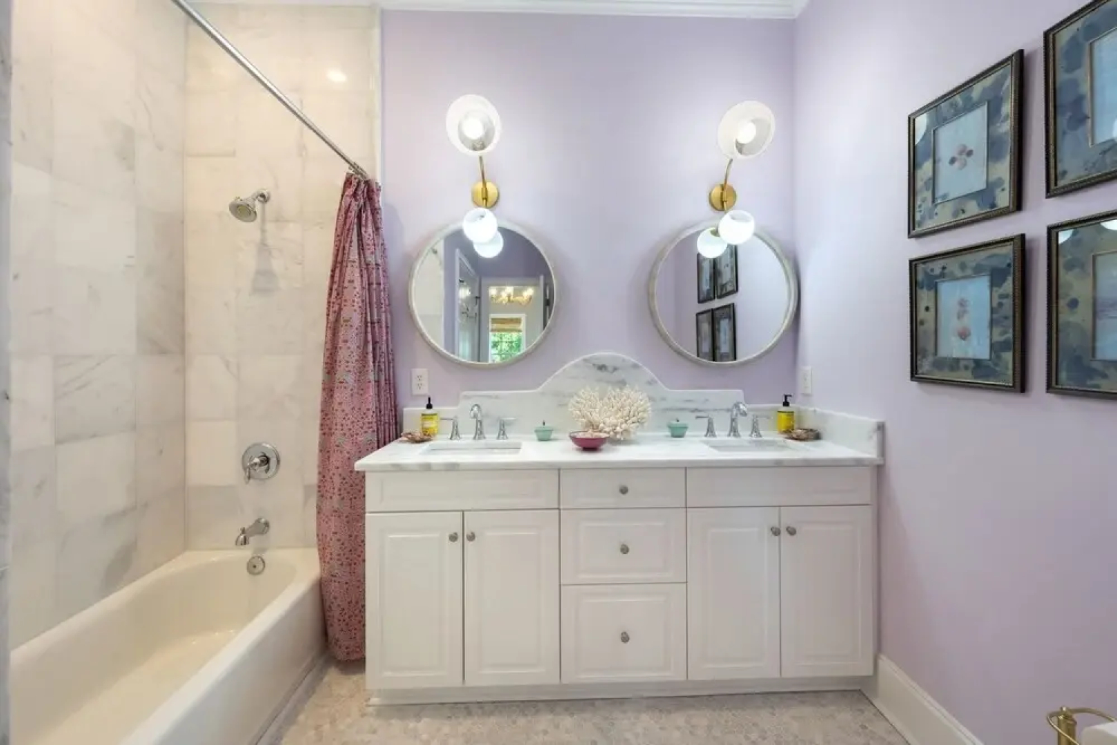 4 bedroom, 4.5 bath overlooking the pond, private pool! The White House 4 Home