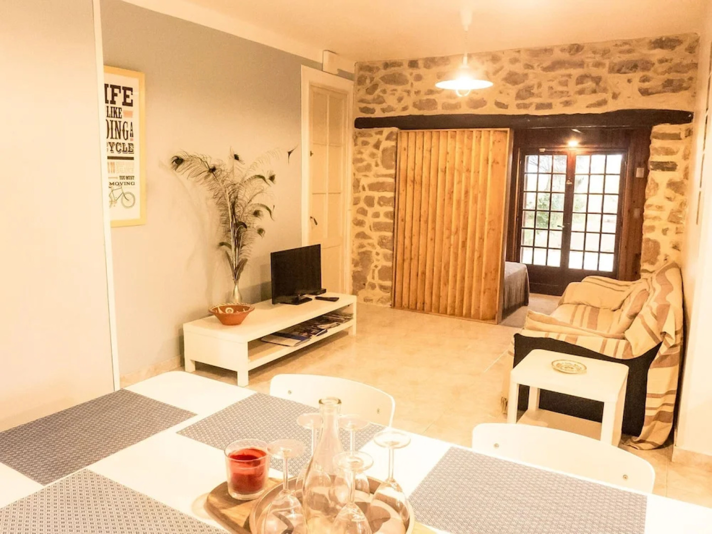 Charming Hunting Lodge near Loupian with garden