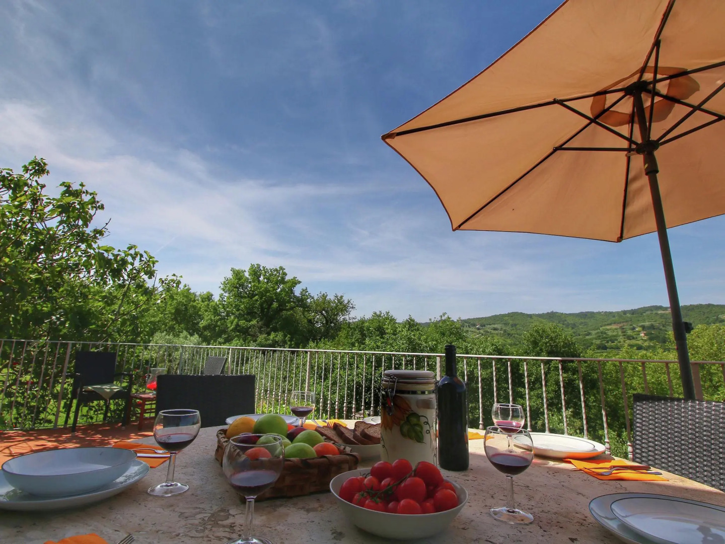 Luxurious Villa in Monte San Savino with Jacuzzi