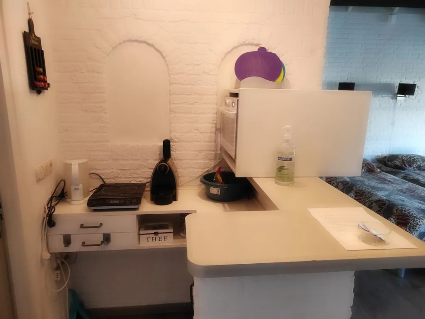 Room-room to Rent With own Entrance, liv