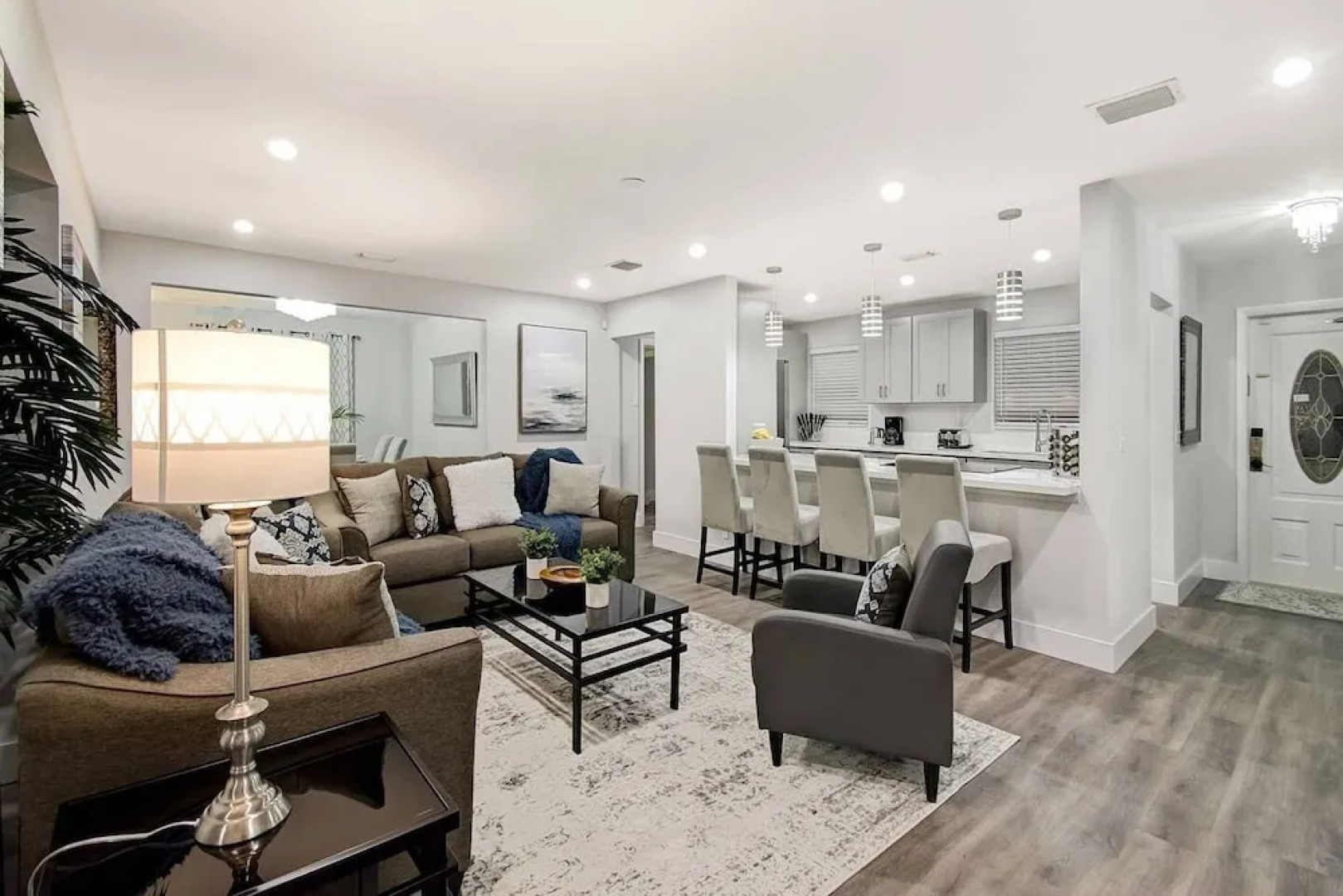 Comfortable Luxurious Home with Hot Tub, Near the Beach