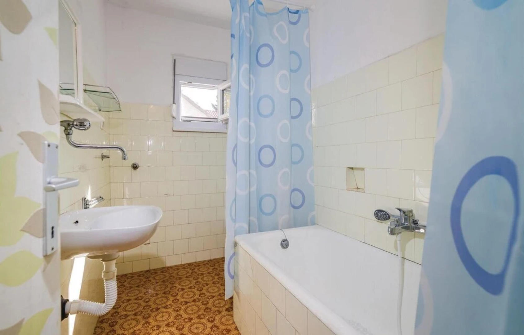 Nice Apartment in Gornji Karin With 2 Bedrooms and Wifi