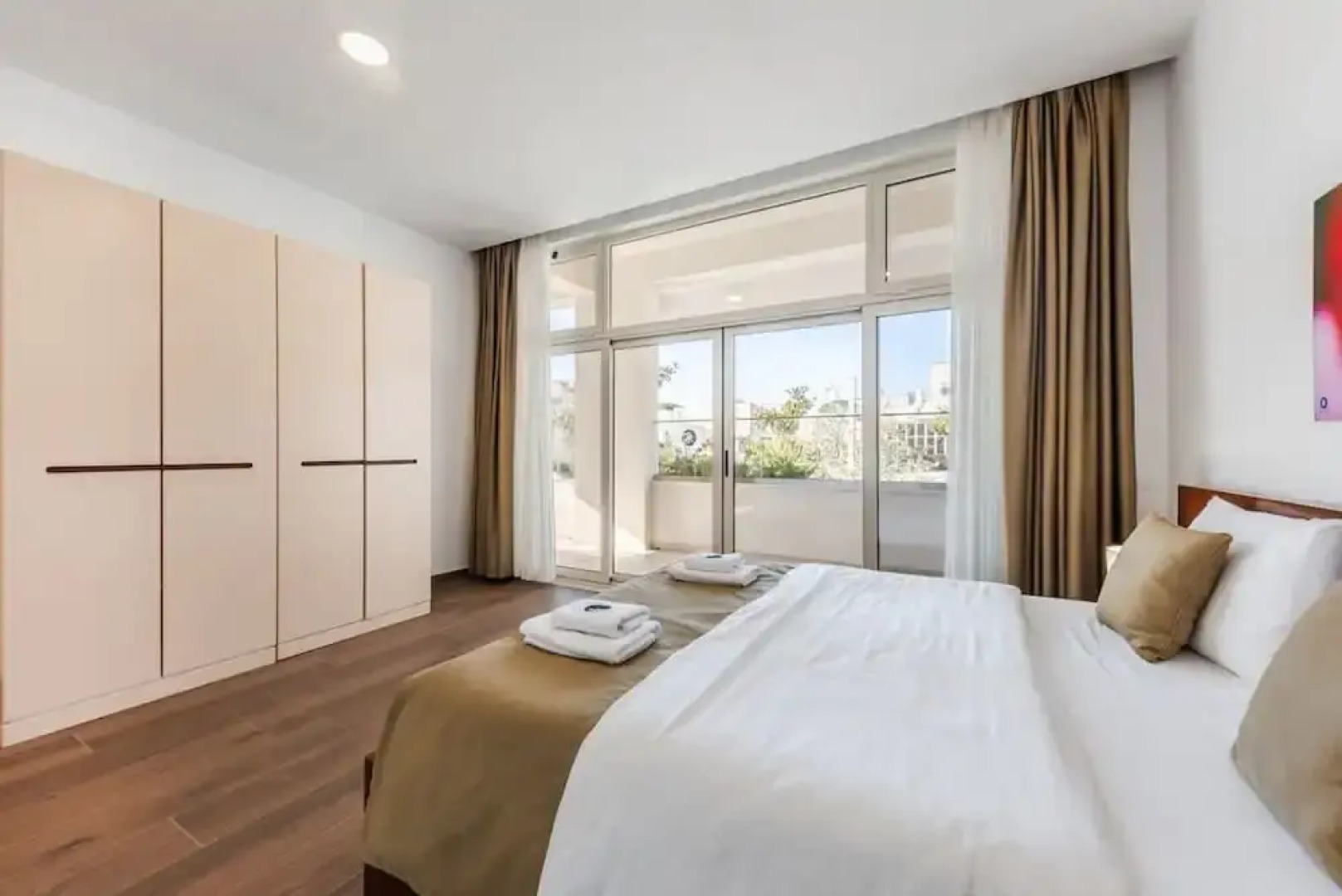 Spacious Apartment by the Beach - Tulipani