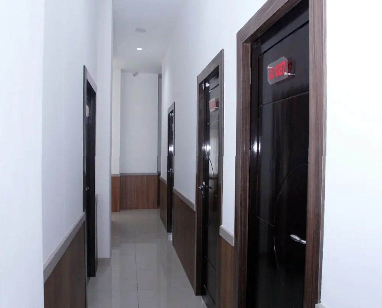 R Four Hotel by OYO Rooms