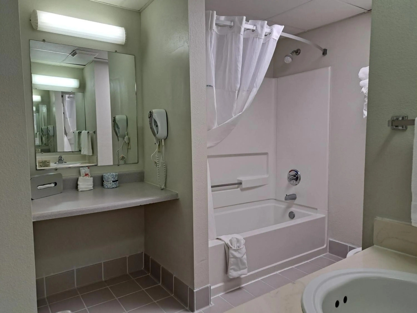 Days Inn & Suites by Wyndham Jekyll Island