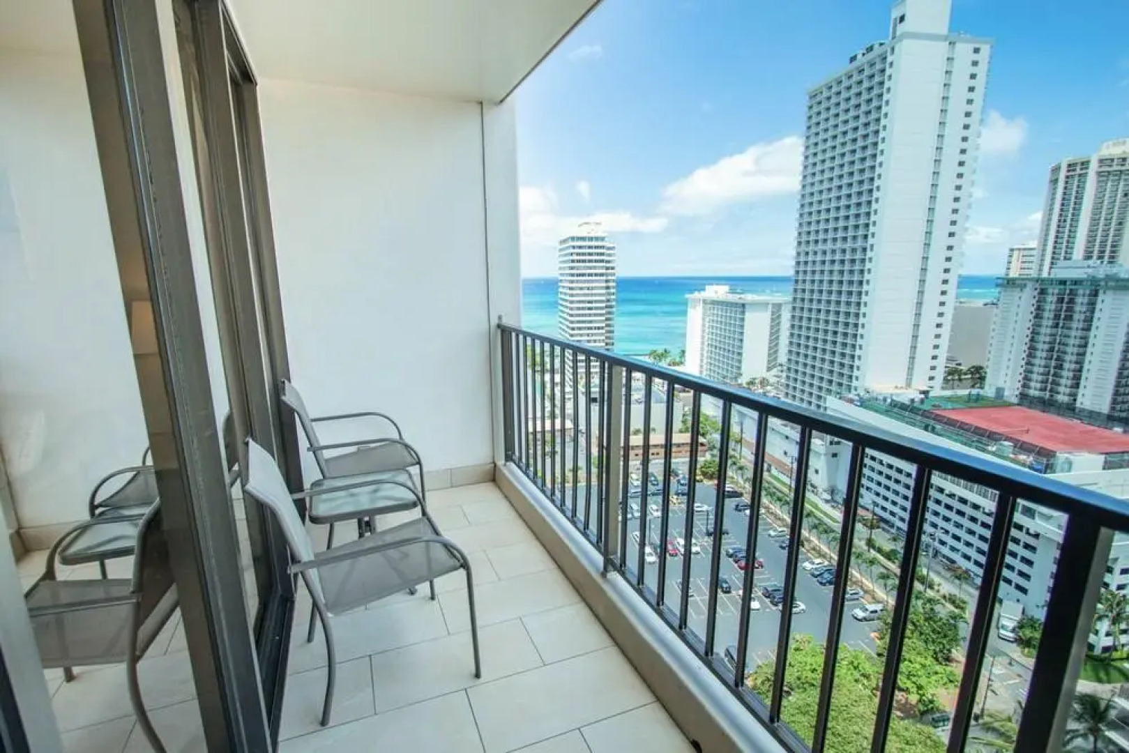 Waikiki Banyan - Ocean View Tower 1 Suite 2210