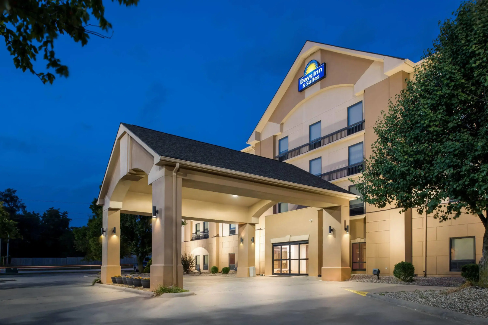 Days Inn & Suites by Wyndham Cedar Rapids