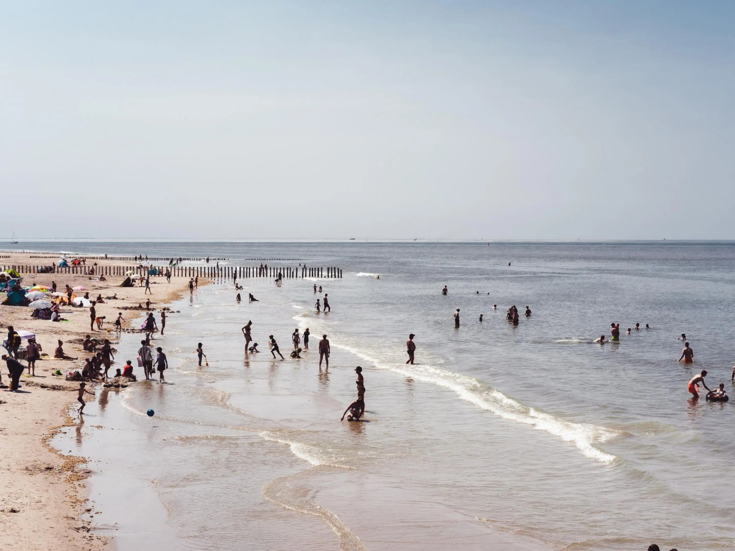 Thatched Holiday Home With two Bathrooms Near the Sea