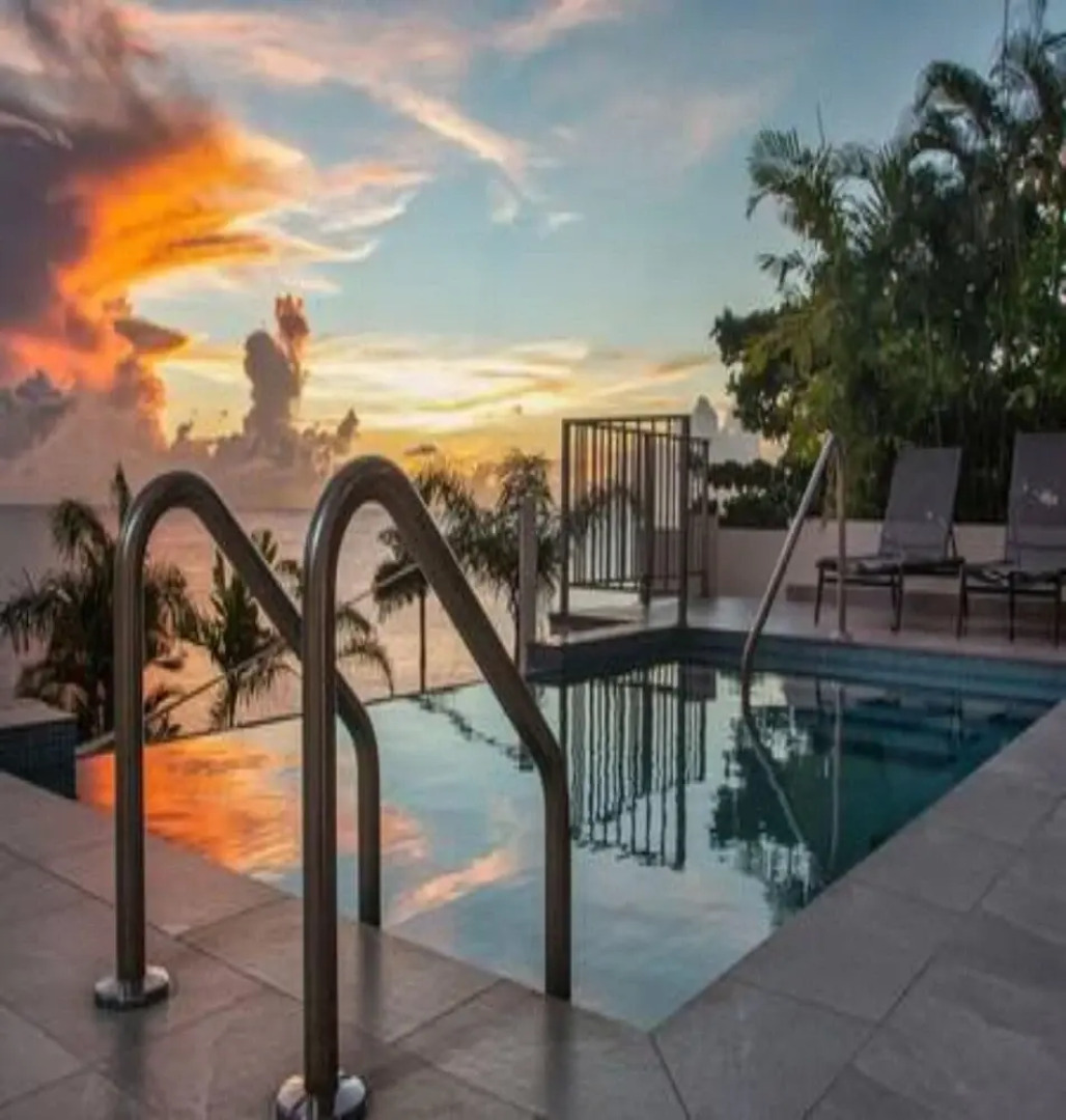 Villa Francoise - 4 Bedroom Beachfront w Pool