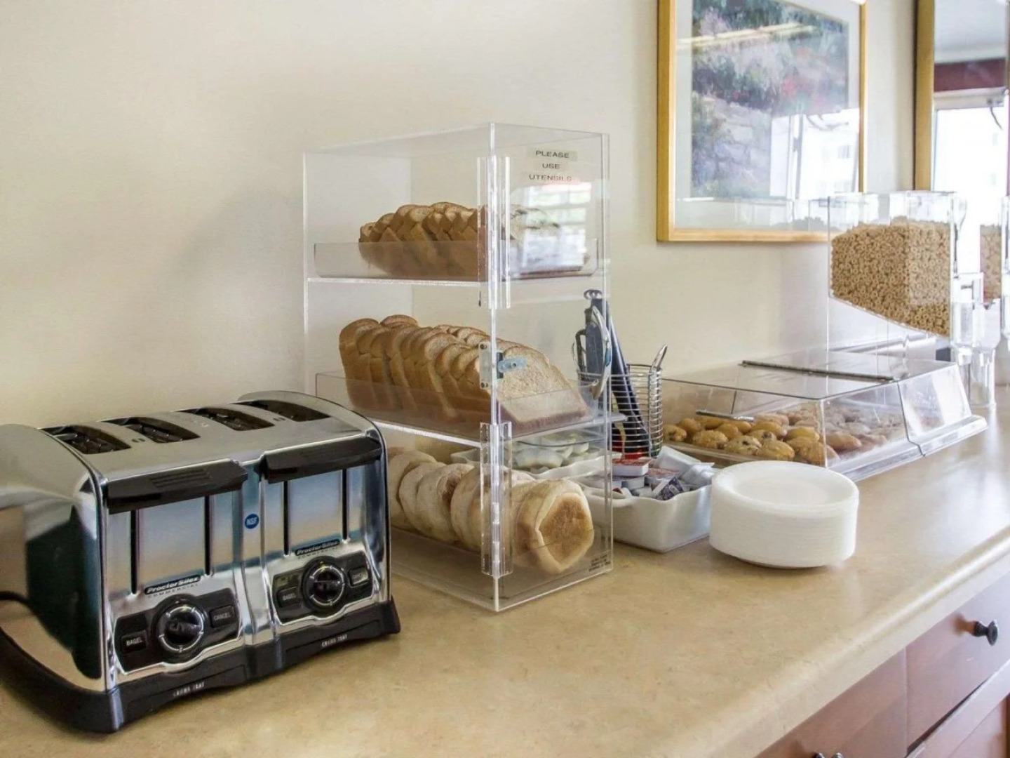 Econo Lodge Inn & Suites Windsor Locks Bradley Airport