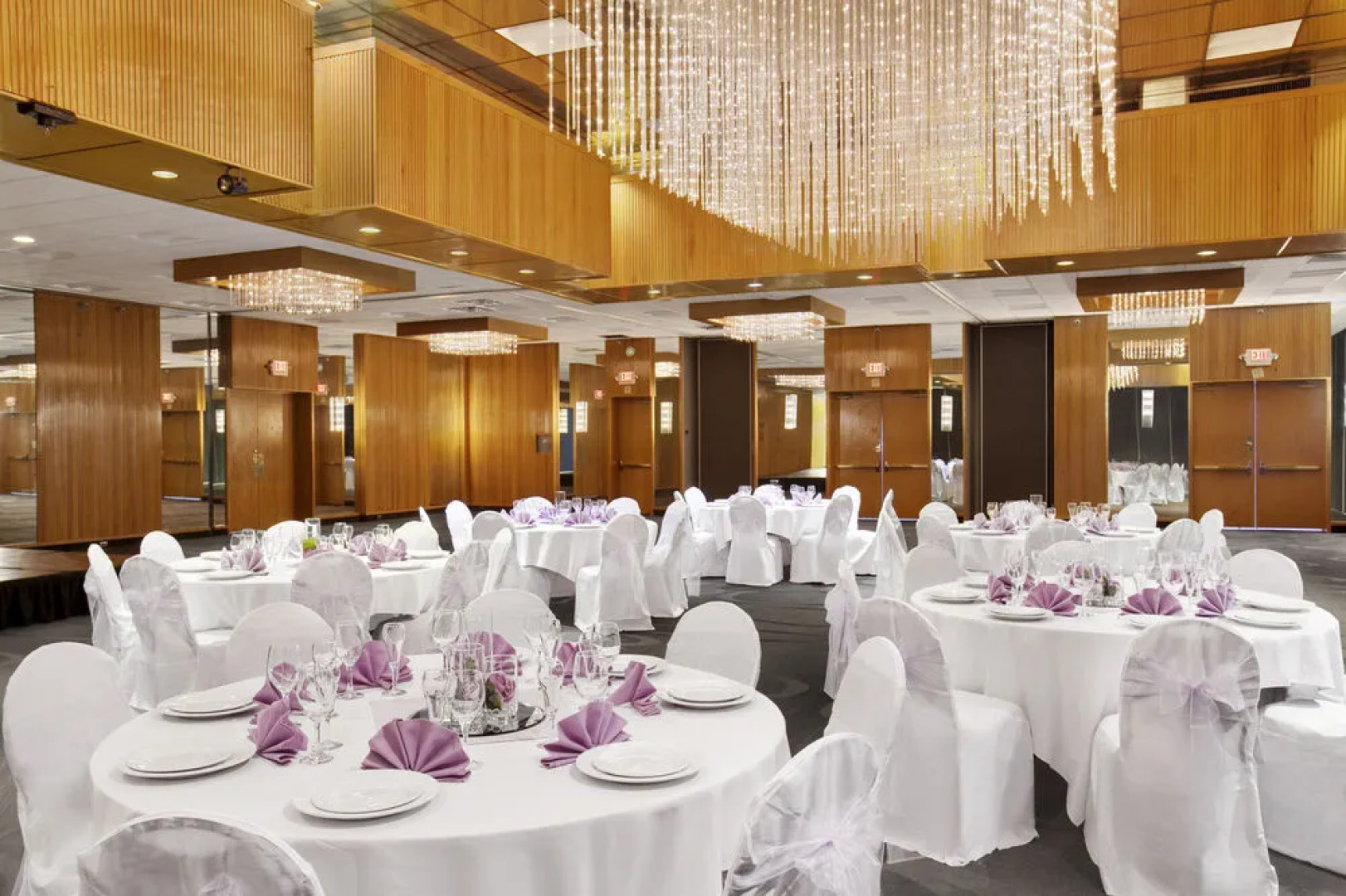 堪萨斯城豪生广场会议中心酒店(Howard Johnson Plaza Kansas City Hotel & Conference Center)