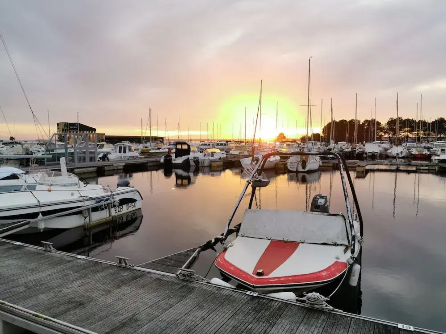 Secluded Chalet in Hourtin With Swimming Pool