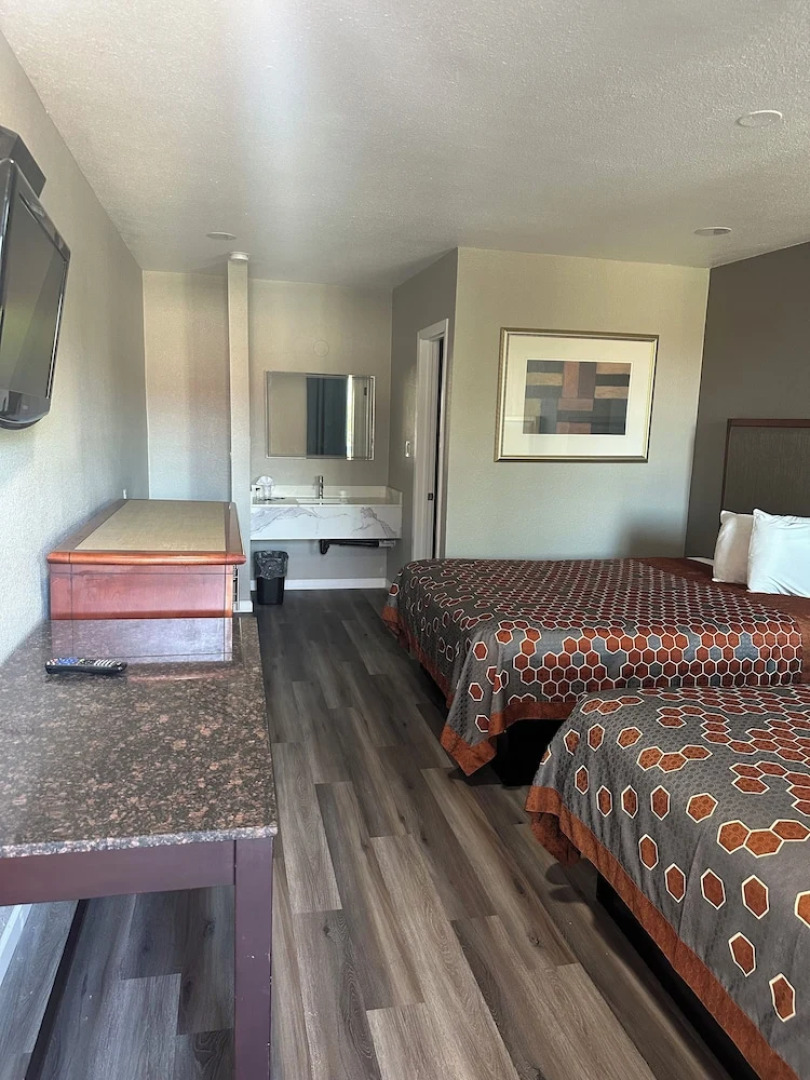 Royal Motel Tracy Llc