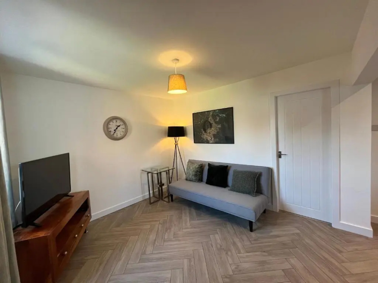 Contemporary 1 Bedroom Apartment