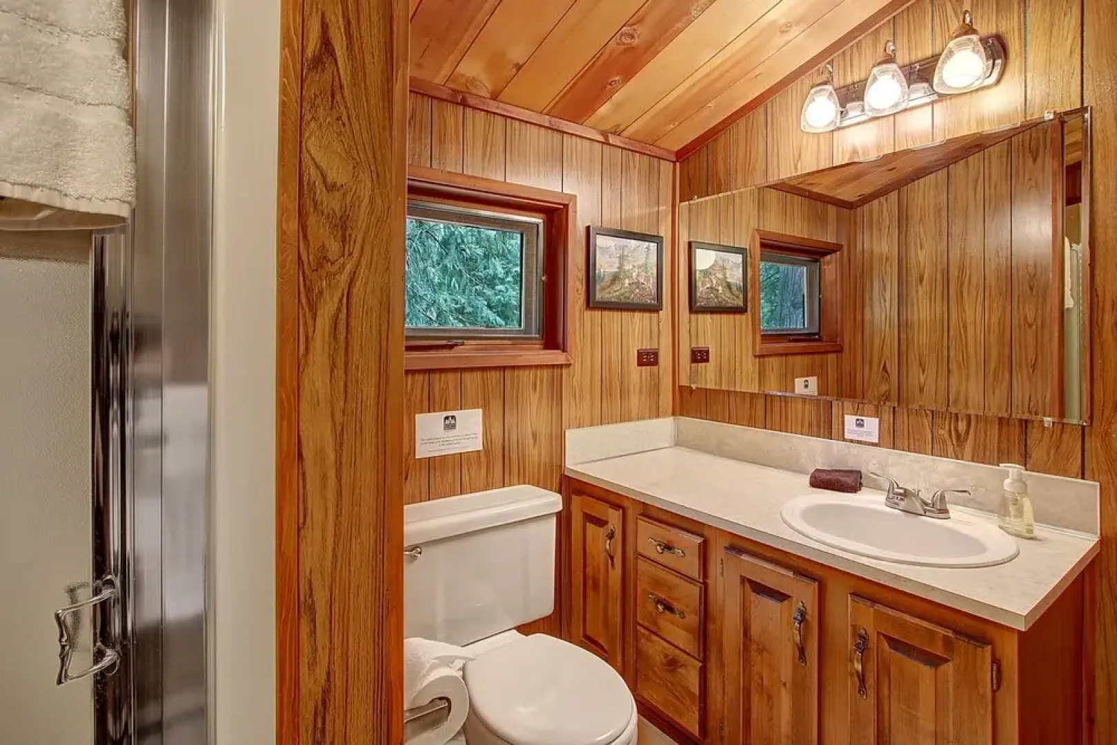 Fox Haven - Two Bedroom Cabin with Hot Tub